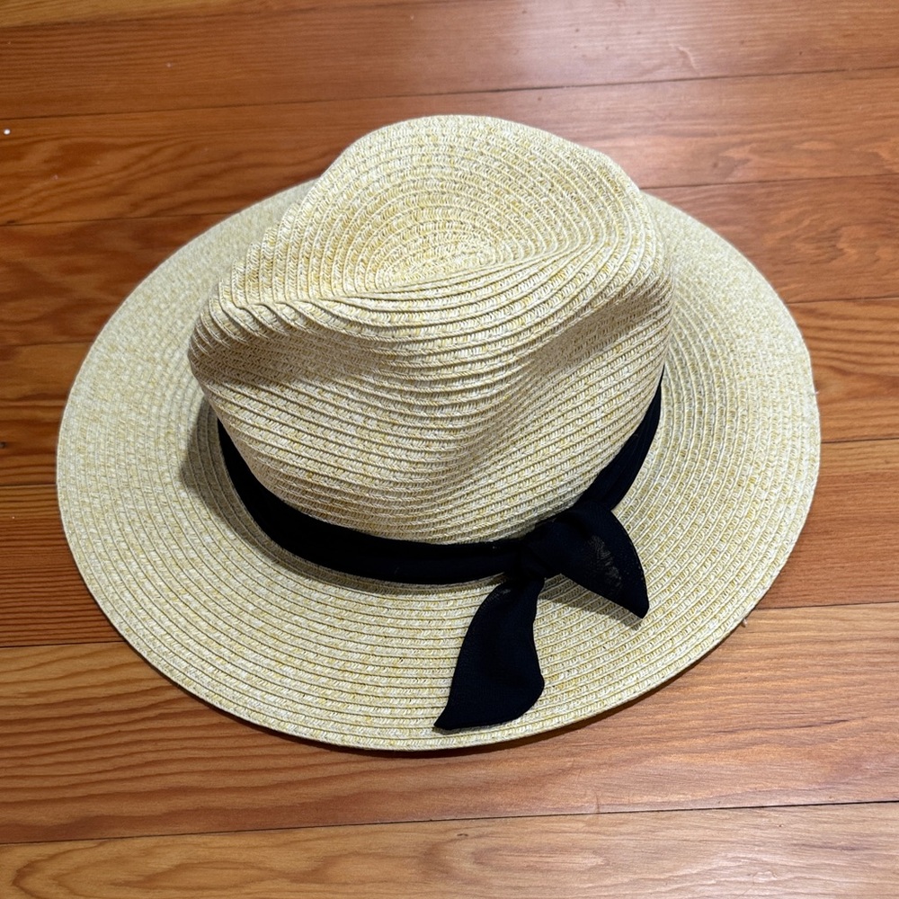 Giani Bernini Cream Straw Hat with Black Band